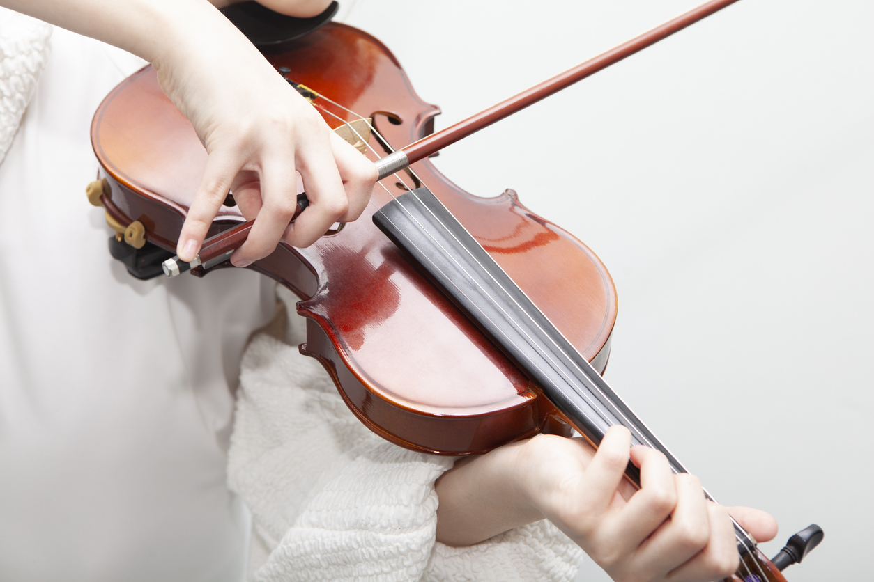 Person playing the violin